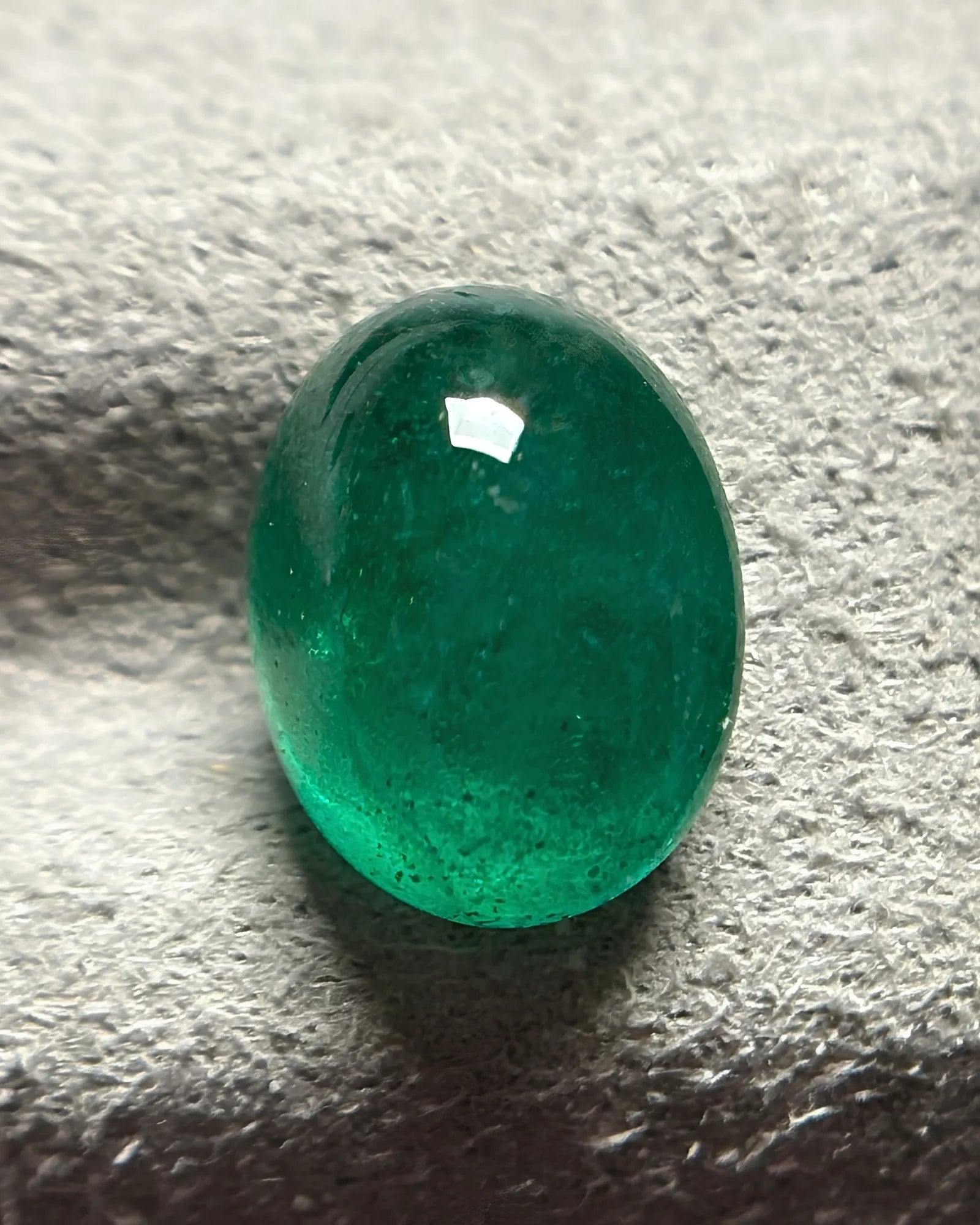 Natural Emerald oval cabochon measuring 7.2 by 9.33 millimetres | SARATTI