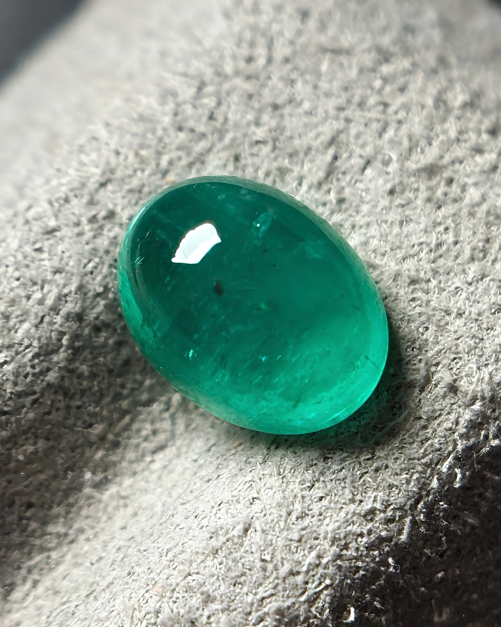 Natural Emerald oval cabochon measuring 8.1 by 6.1 millimetres | SARATTI