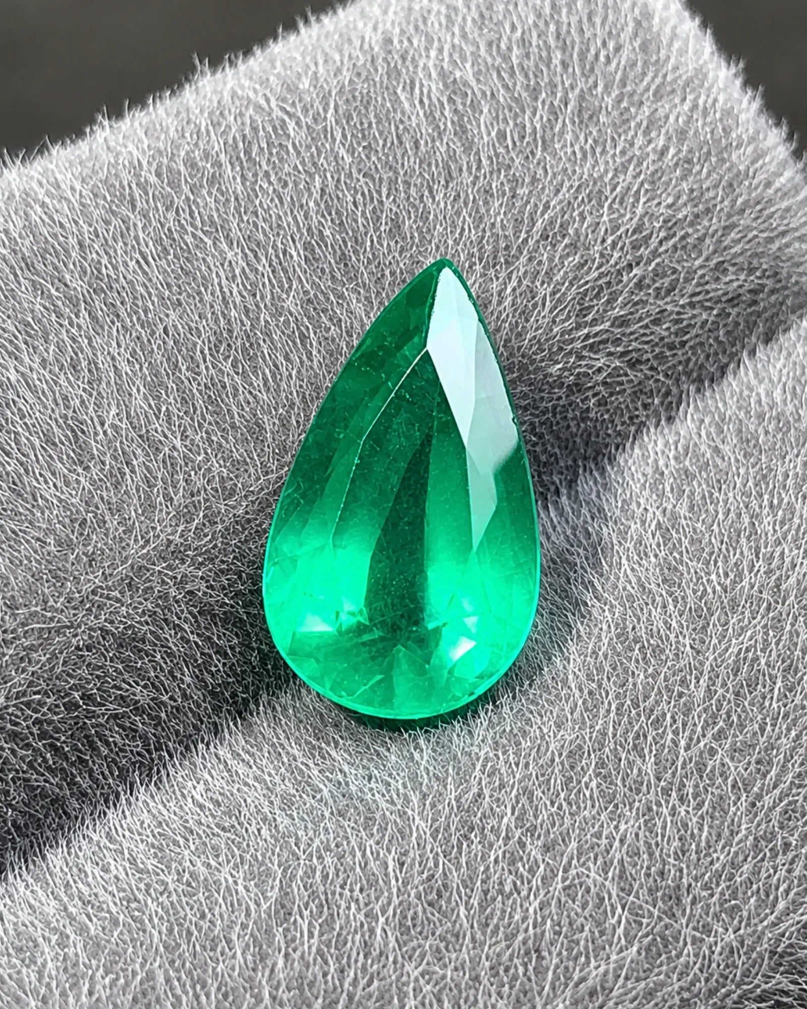 Natural Emerald pear showing bright reflections and active facet movement | SARATTI