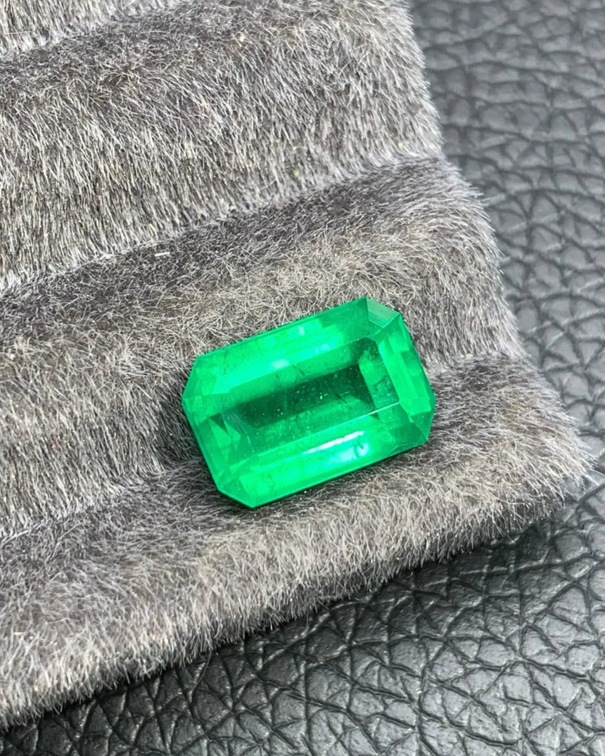 Natural Emerald showing clipped corners and elongated emerald-cut proportions | SARATTI