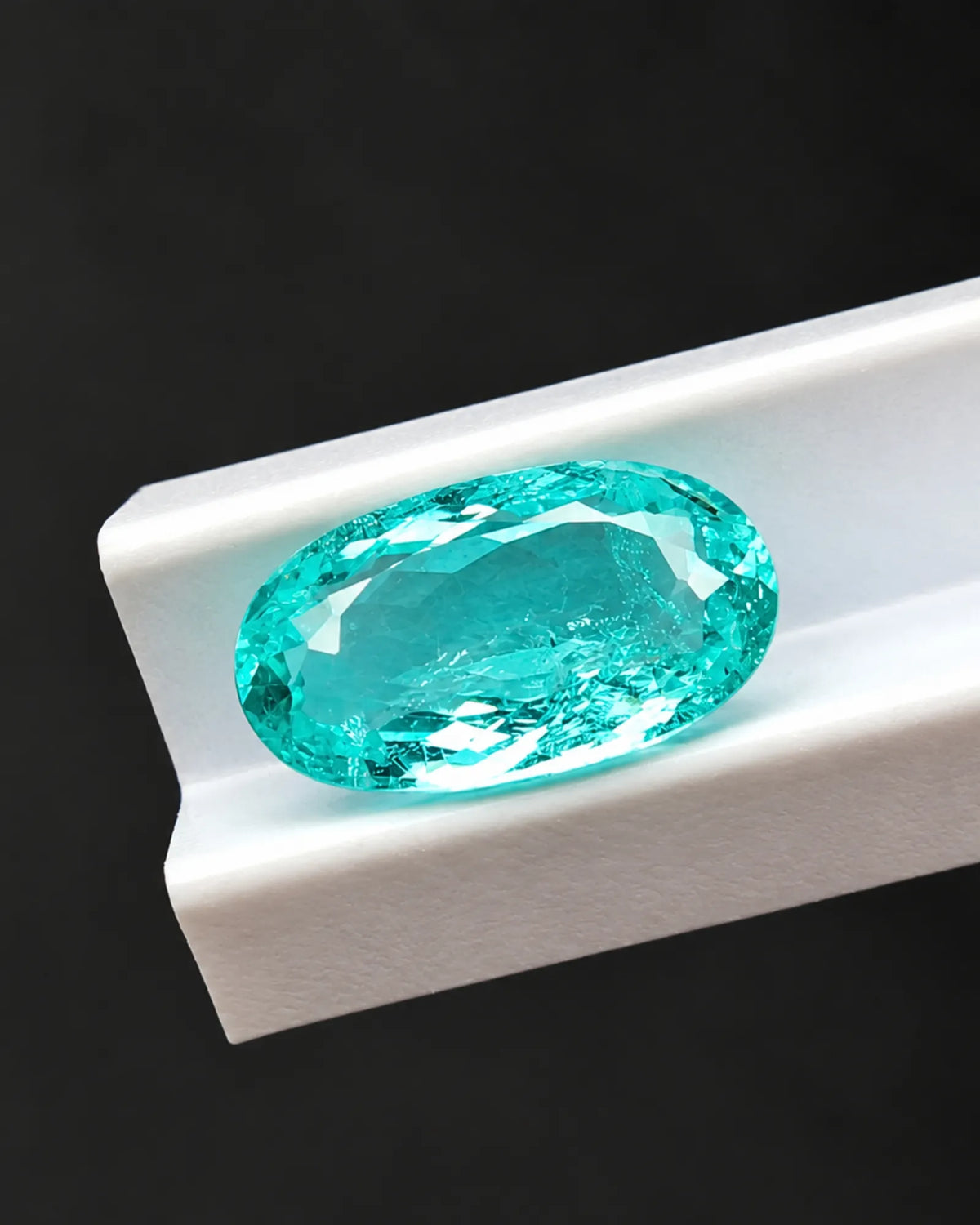 Natural Neon Blue Paraiba Tourmaline 1.01ct oval close-up | SARATTI