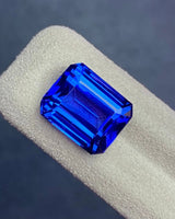 Natural Purplish-Blue Tanzanite emerald cut close-up 15.03 carats | SARATTI