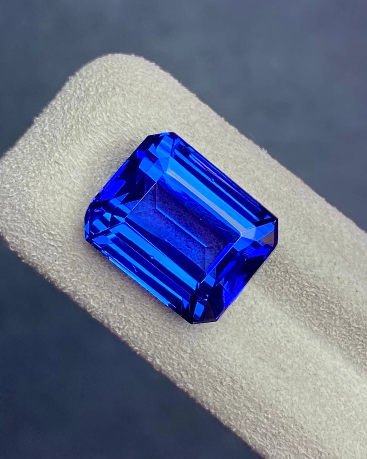 Natural Purplish-Blue Tanzanite emerald cut close-up 15.03 carats | SARATTI
