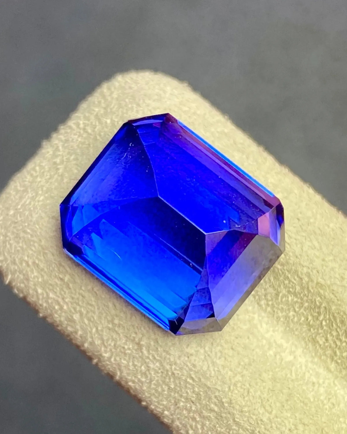 Natural Purplish-Blue Tanzanite emerald cut close-up 17.02 carats | SARATTI