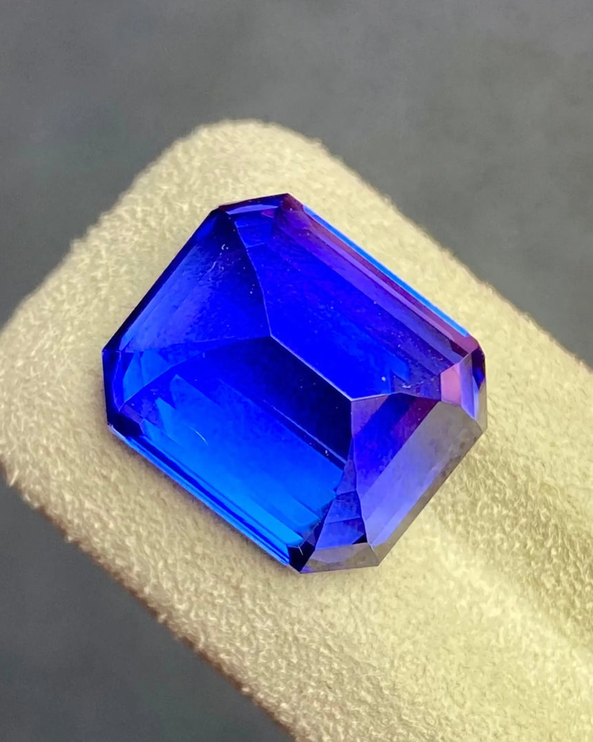 Natural Purplish-Blue Tanzanite emerald cut close-up 17.02 carats | SARATTI