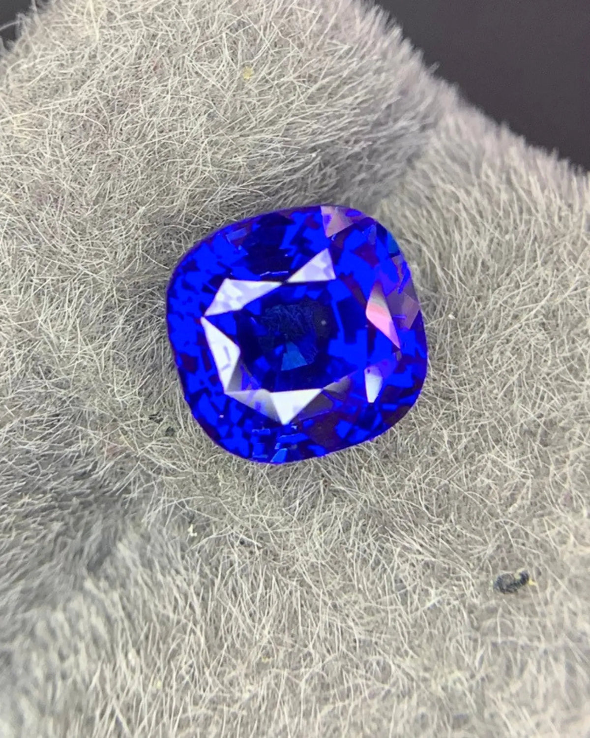 Natural Royal Blue Sapphire 7.62 × 7.46 mm face-up view | SARATTI