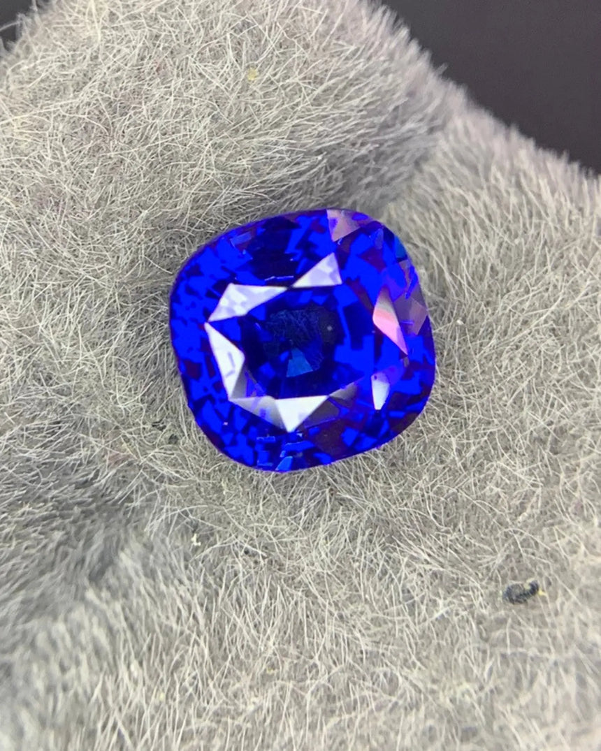 Natural Royal Blue Sapphire 7.62 × 7.46 mm face-up view | SARATTI