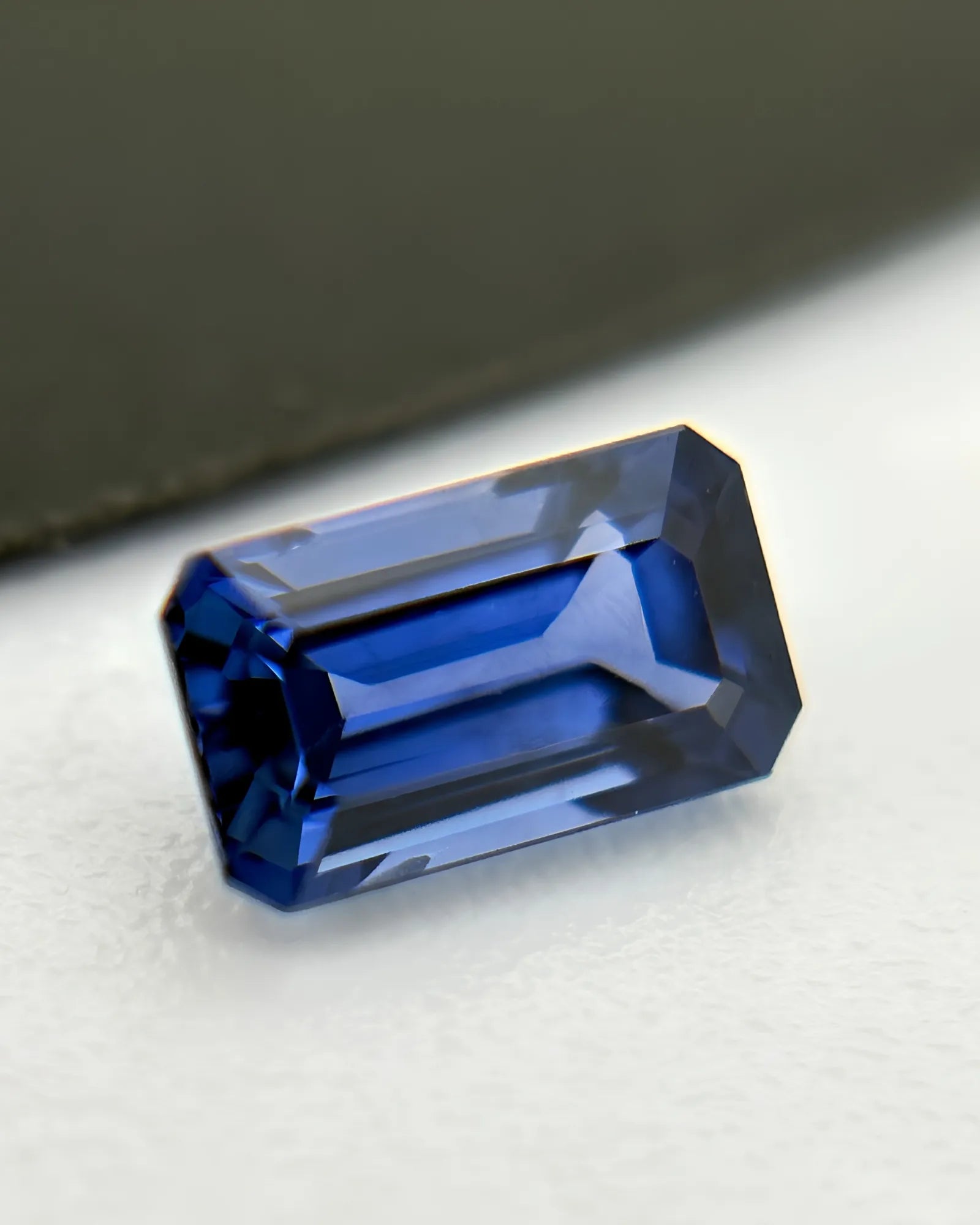 Natural Royal Blue Sapphire Emerald Cut side profile | SARATTI