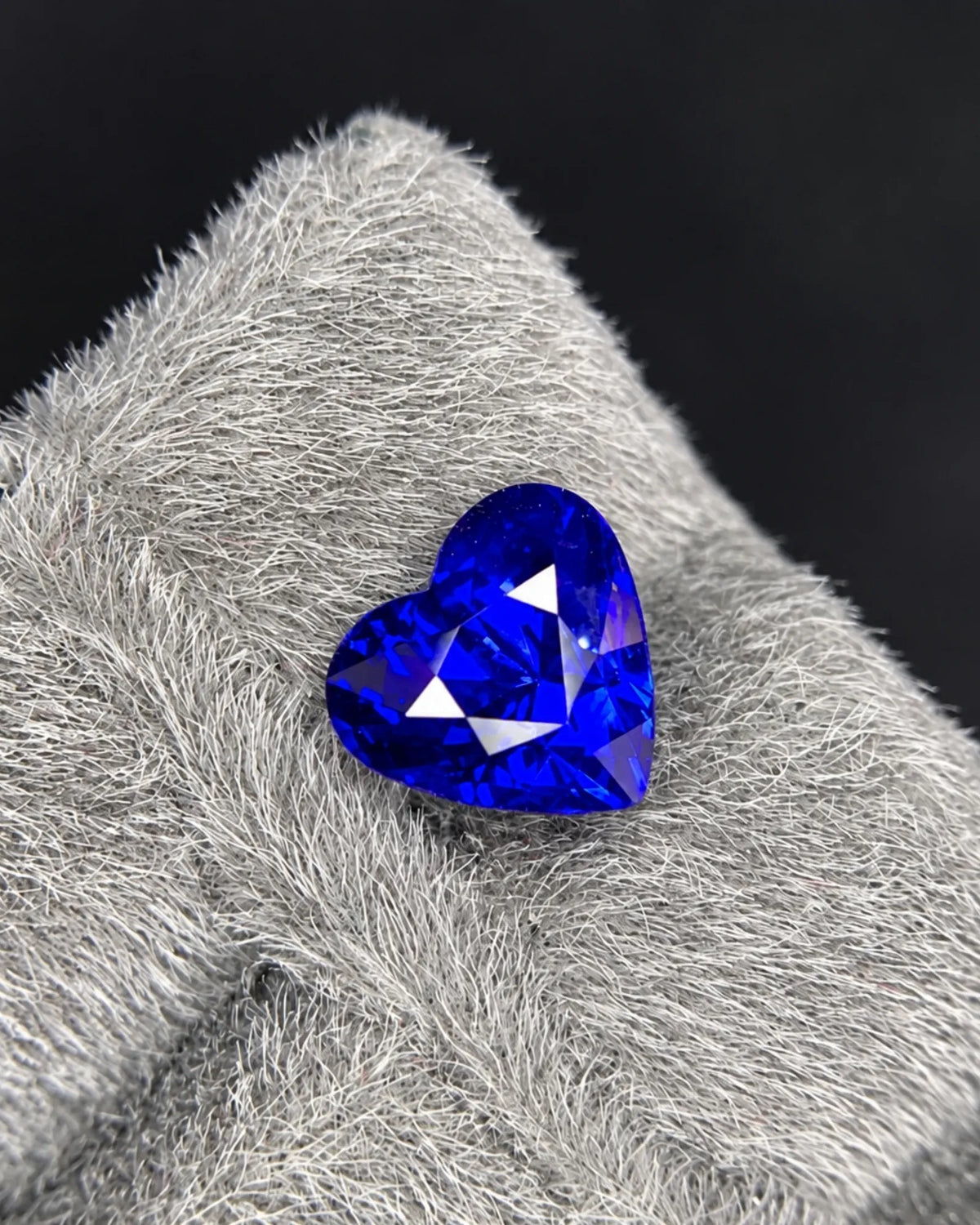 Natural Royal Blue Sapphire heart gemstone side profile 7.15x7.82x5.20mm | SARATTI
