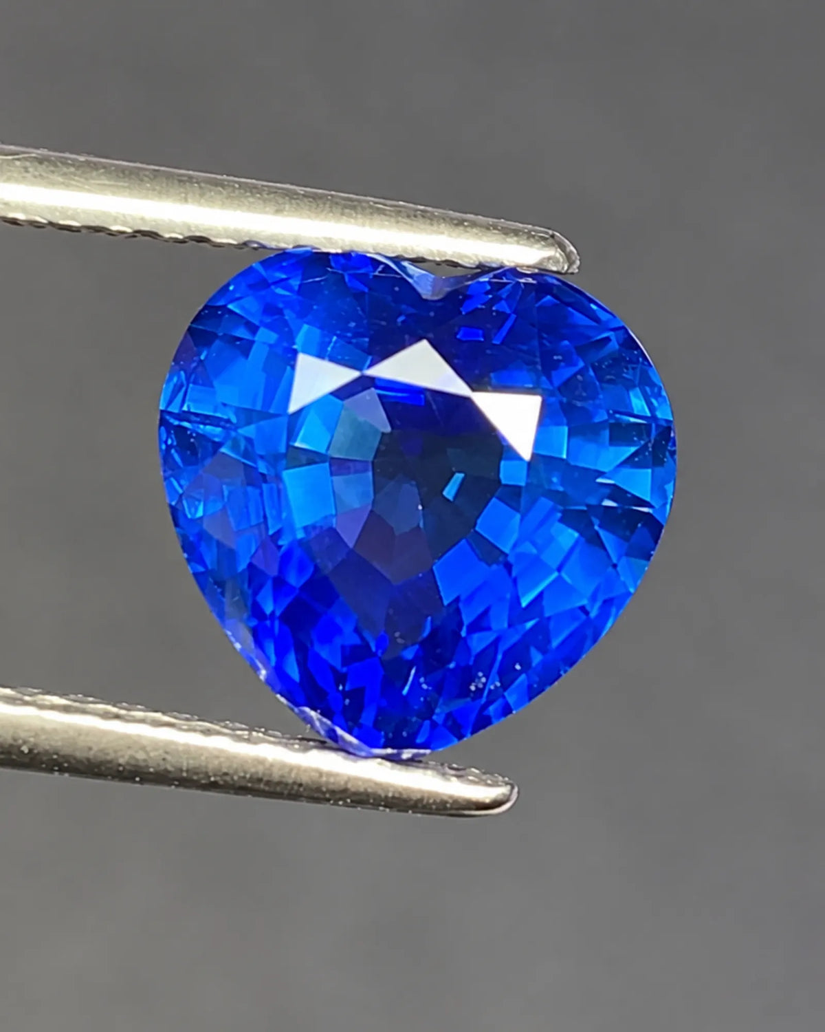 Natural Royal Blue Sapphire heart gemstone side profile 8.64x8.54x5.90mm | SARATTI