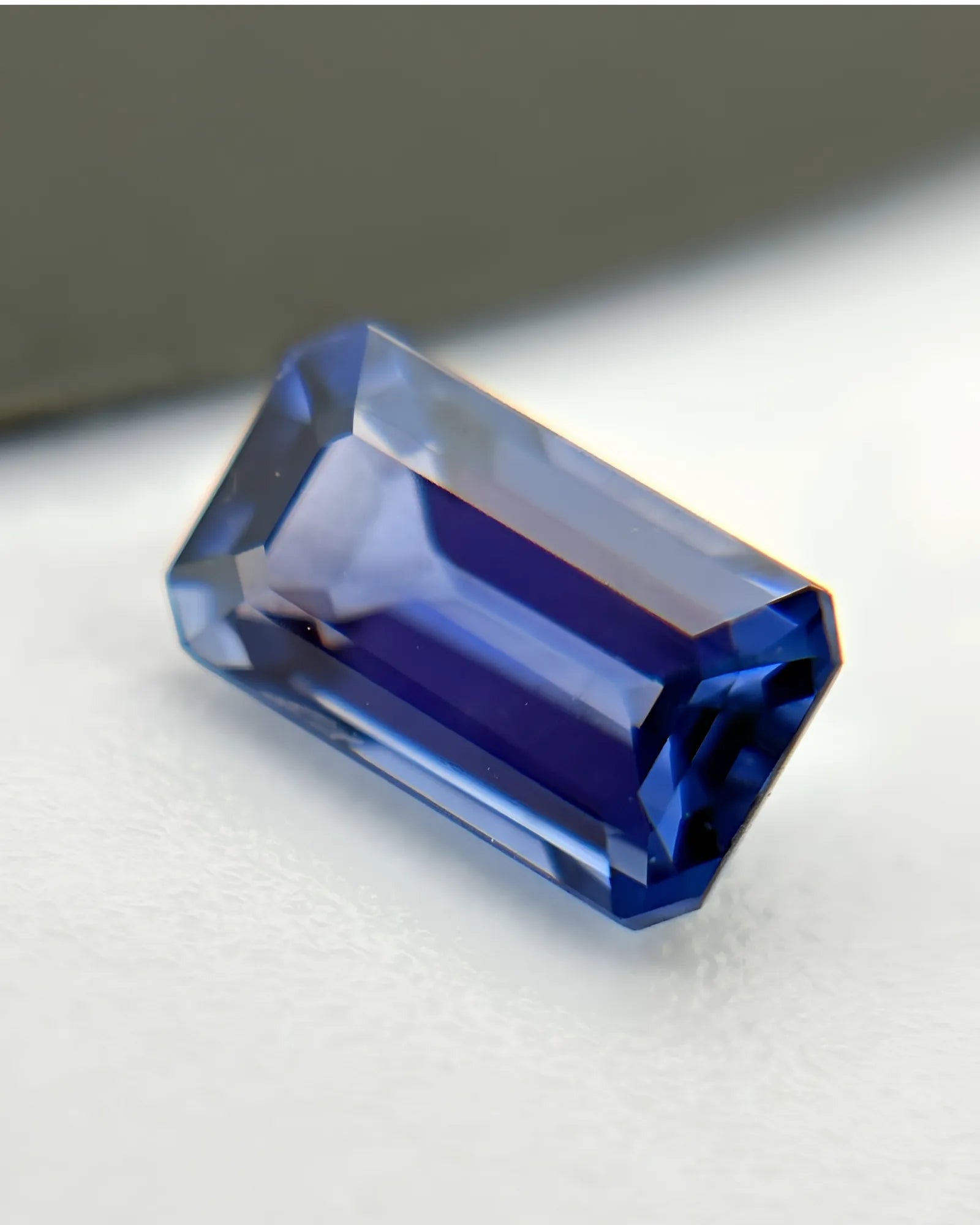 Natural Sapphire rectangular step facet detail | SARATTI