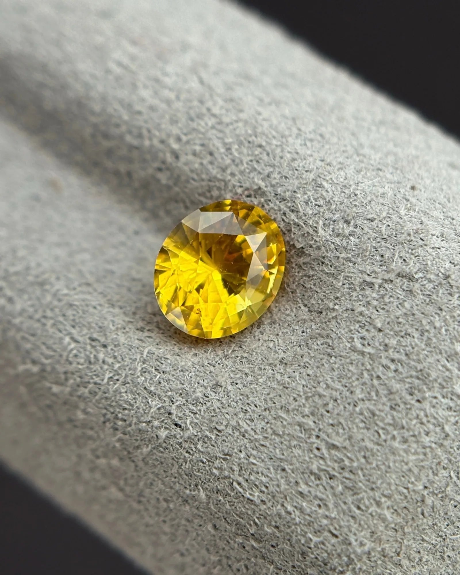 Natural Sri Lankan Ceylon Yellow Sapphire 0.90ct Oval Cut close-up | SARATTI