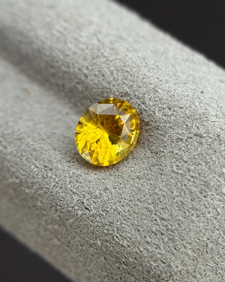 Natural Sri Lankan Ceylon Yellow Sapphire 0.90ct Oval Cut close-up | SARATTI