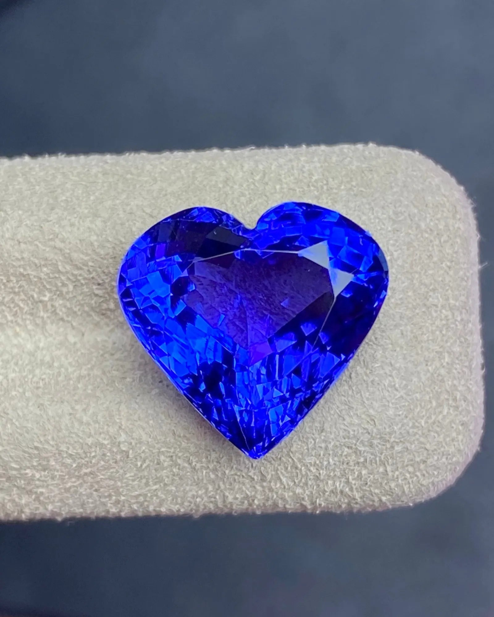 Natural Tanzanite heart blue-violet close-up 10.00 carats | SARATTI