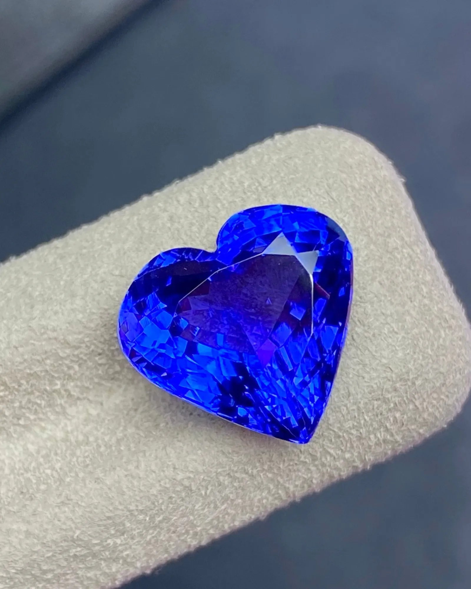 Natural Tanzanite heart side profile 14.3 × 13.4 × 7.8mm | SARATTI