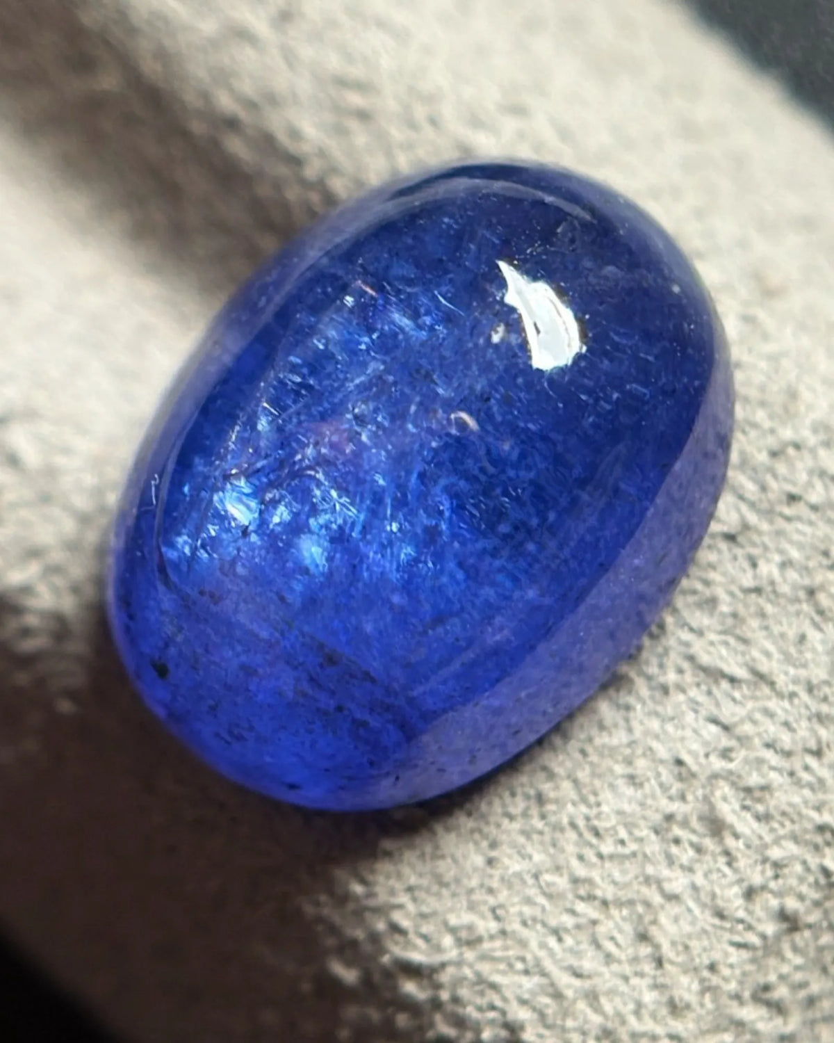 Natural Tanzanite oval cabochon measuring 13.3 × 10.2 mm | SARATTI