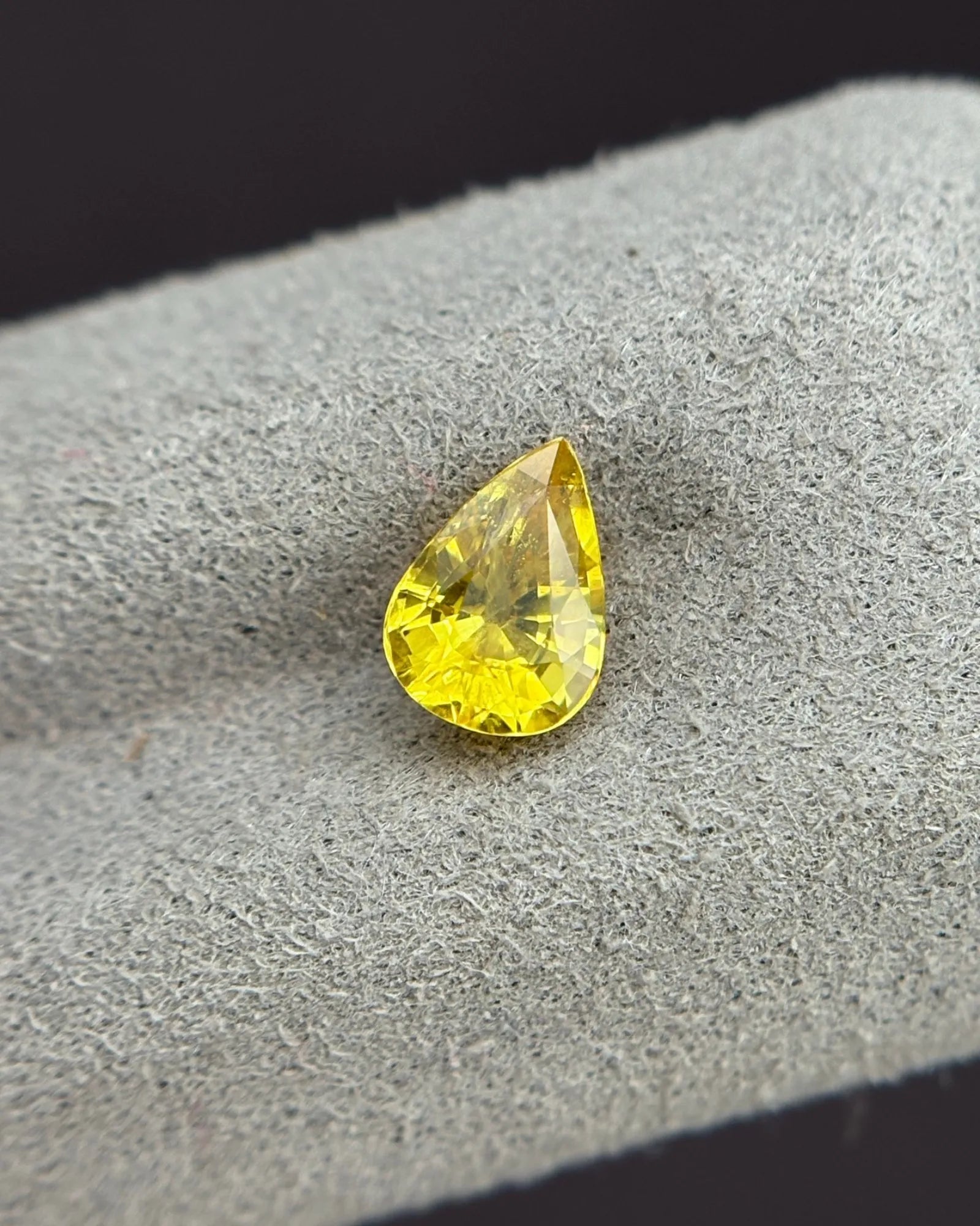 Natural Thailand Ceylon Yellow Sapphire 0.90ct Pear Cut close-up | SARATTI