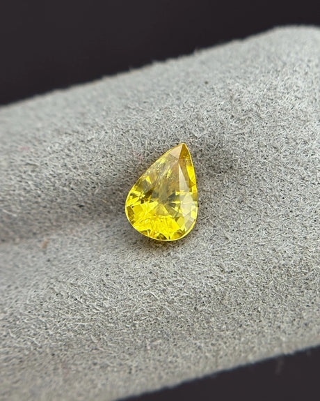 Natural Thailand Ceylon Yellow Sapphire 0.90ct Pear Cut close-up | SARATTI