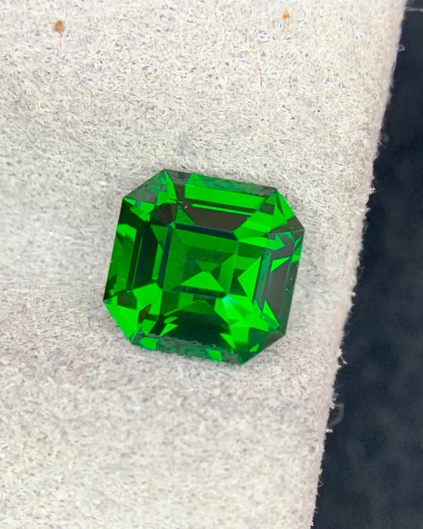 Natural Tsavorite Garnet Asscher step cut close-up 2.13ct | SARATTI