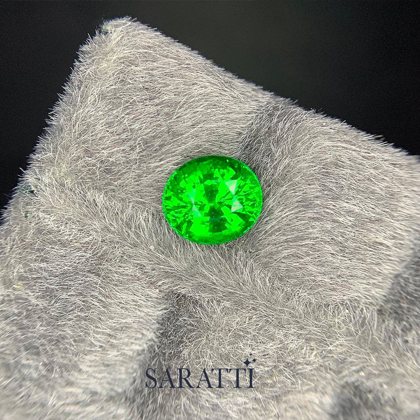 Natural Tsavorite Oval Cut Close Up View | SARATTI