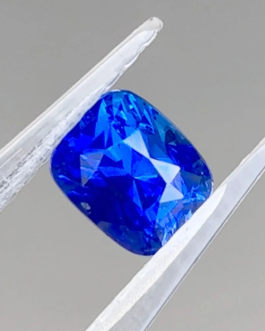 Natural Vivid Blue Sapphire Cushion 6.29 × 5.03 × 5.17mm detail | SARATTI