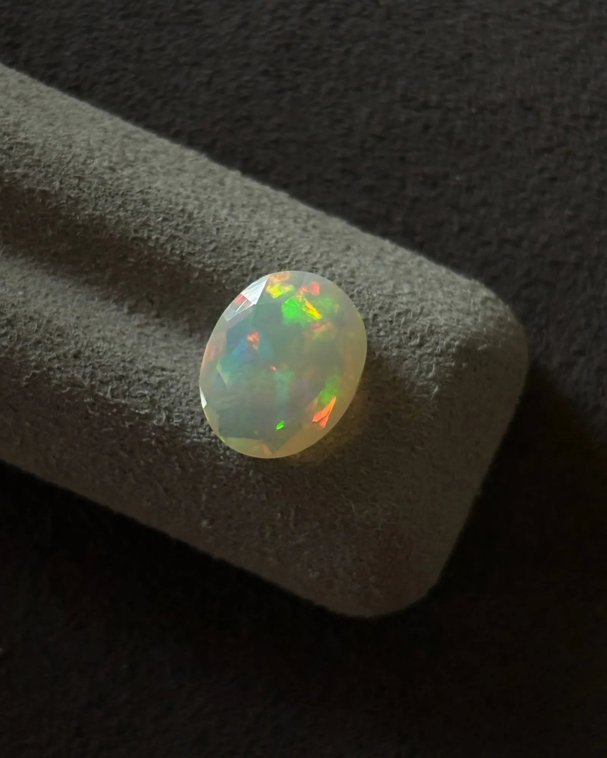 Natural White Opal with yellowish undertones and green fire | SARATTI