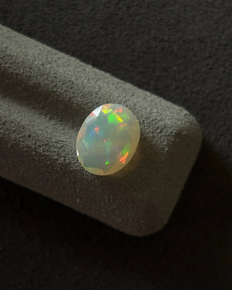 Natural White Opal with yellowish undertones and green fire | SARATTI