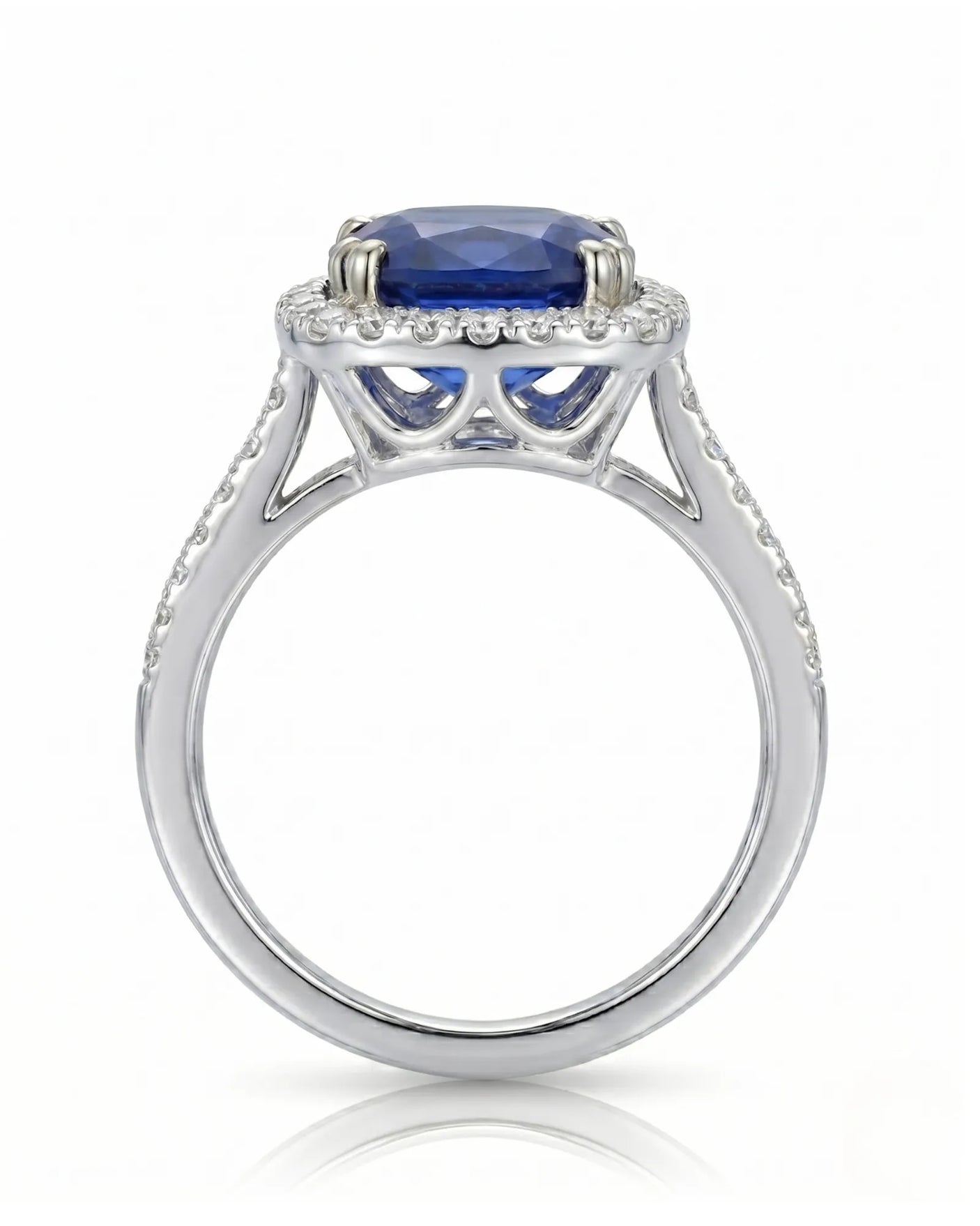 Natural cushion sapphire ring framed by round brilliant diamonds in platinum | SARATTI