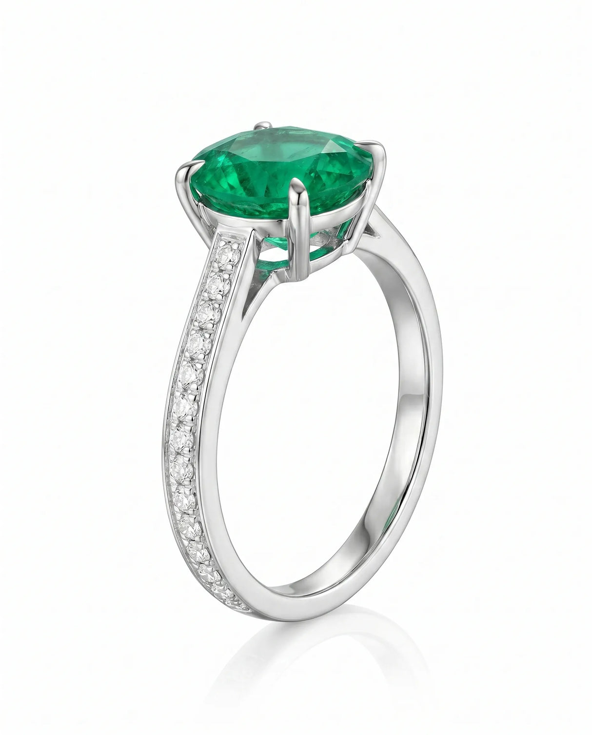 Natural emerald diamond band ring in 18K white gold | SARATTI
