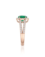 Natural emerald halo ring in 18K rose gold | SARATTI
