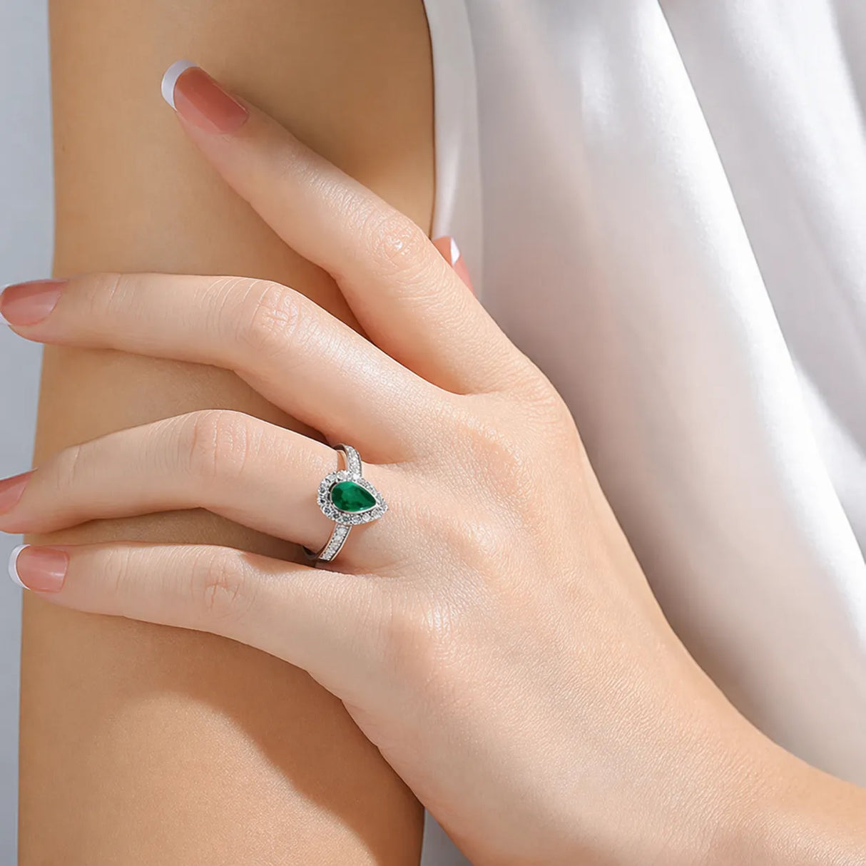 Natural emerald halo ring in 18K white gold | SARATTI
