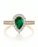 Natural emerald halo ring in 18K yellow gold | SARATTI
