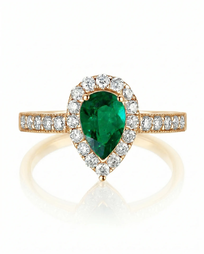Natural emerald halo ring in 18K yellow gold | SARATTI
