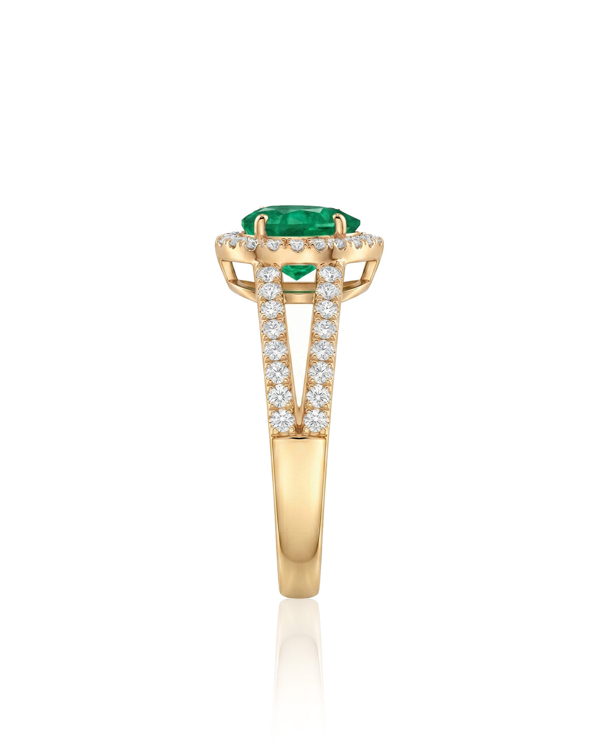Natural emerald halo ring in 18K yellow gold | SARATTI
