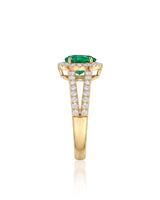 Natural emerald halo ring in 18K yellow gold | SARATTI
