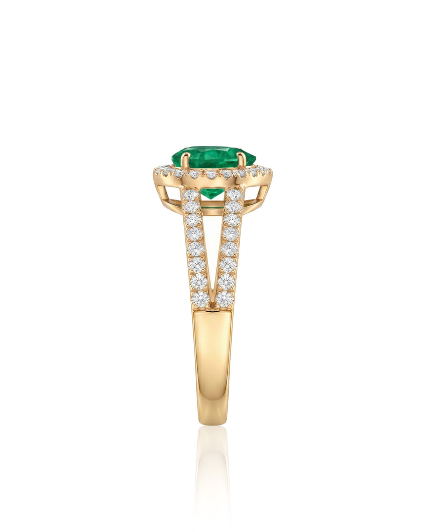 Natural emerald halo ring in 18K yellow gold | SARATTI
