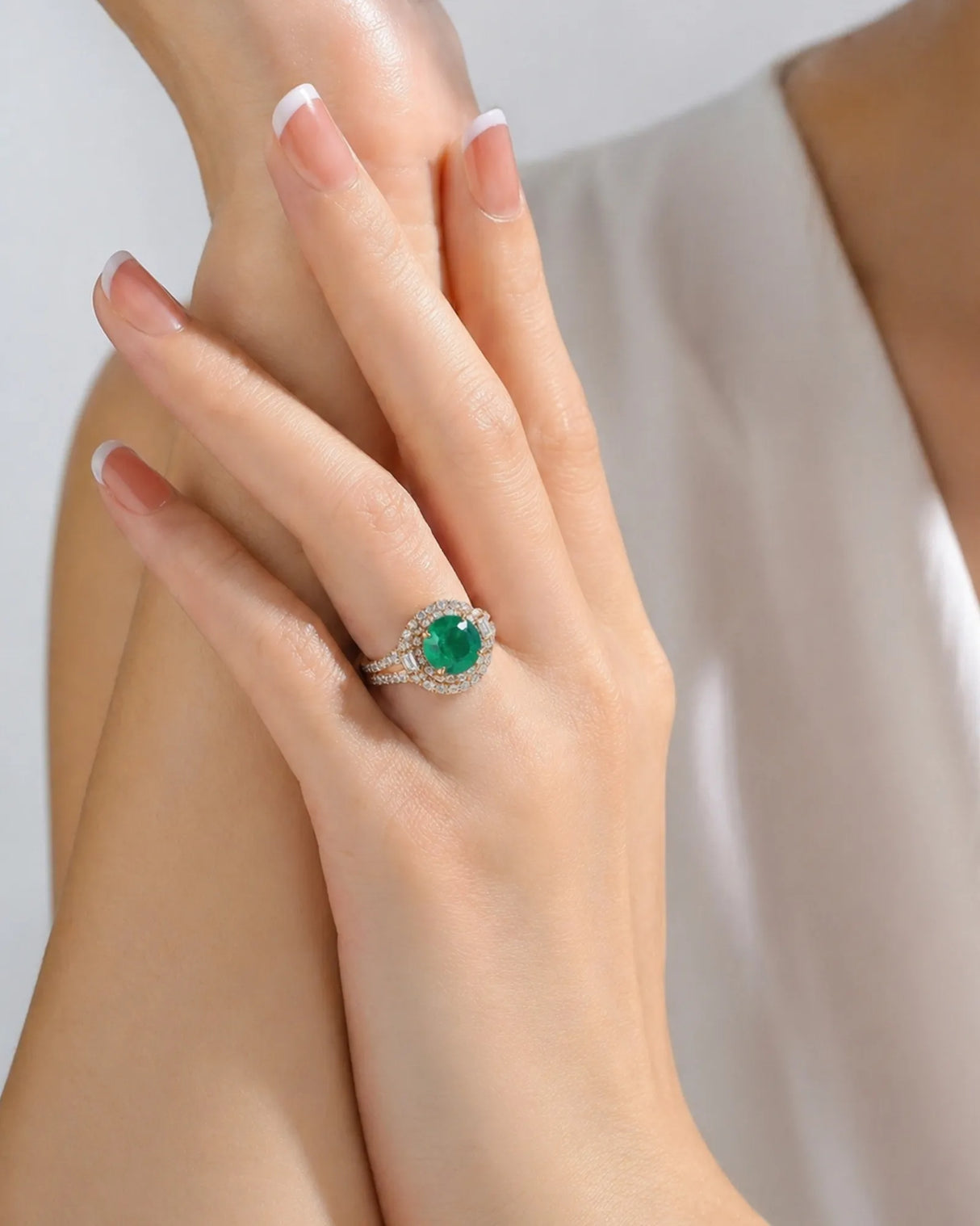 Natural emerald ring with diamond halo and split arc band in 18K yellow gold | SARATTI