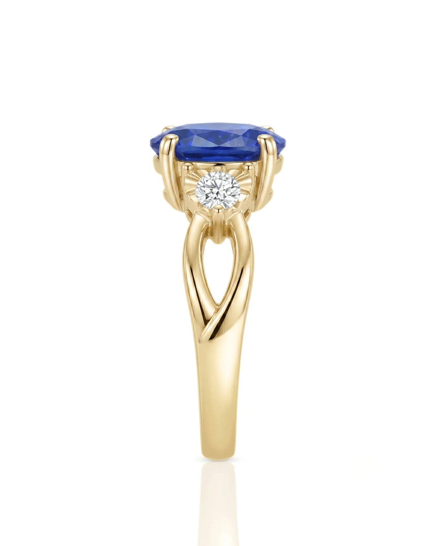Natural oval sapphire ring with two round diamond accents in 18K yellow gold | SARATTI