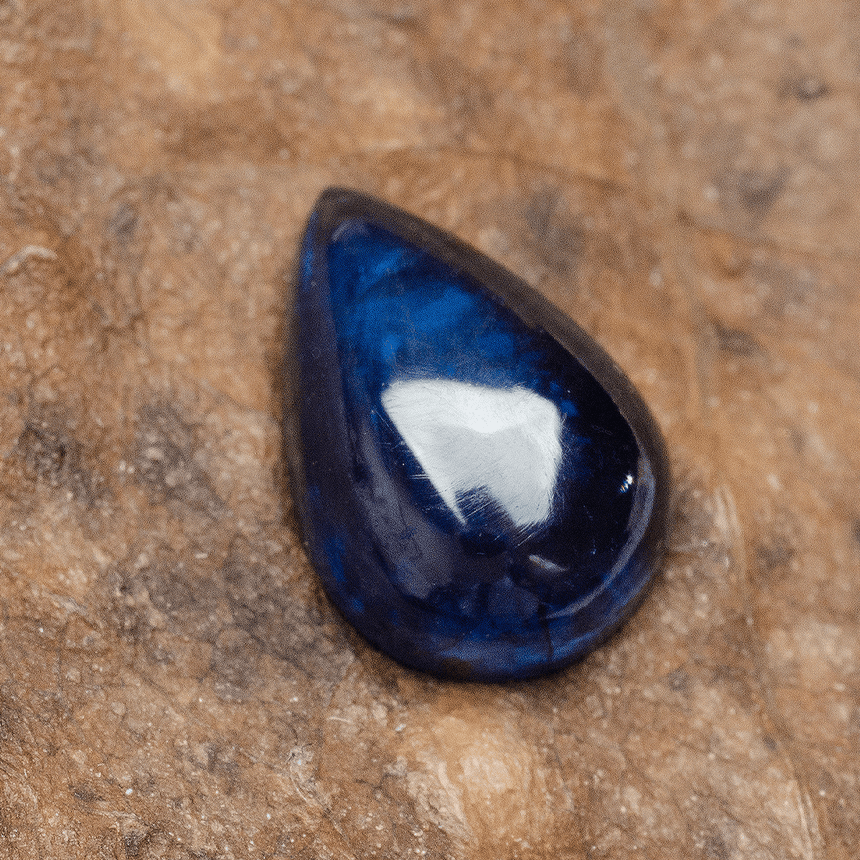 Natural pear sapphire stone in rich deep blue, 7.1 × 4.9 mm | SARATTI