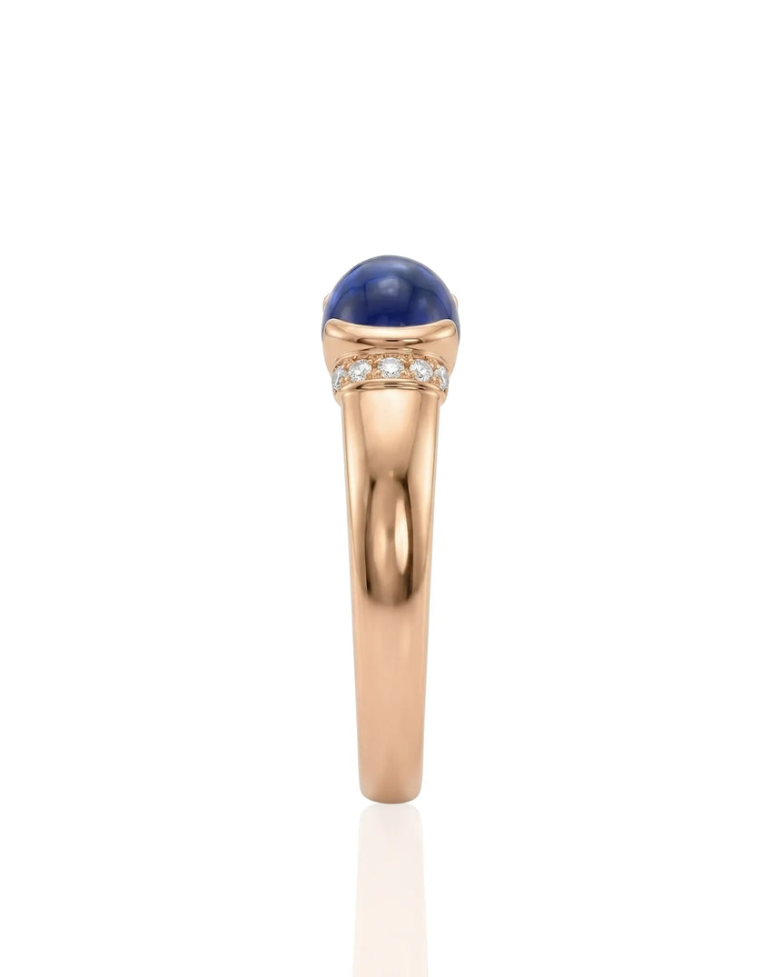 Natural royal blue sapphire ring with round diamond details in 18K rose gold | SARATTI