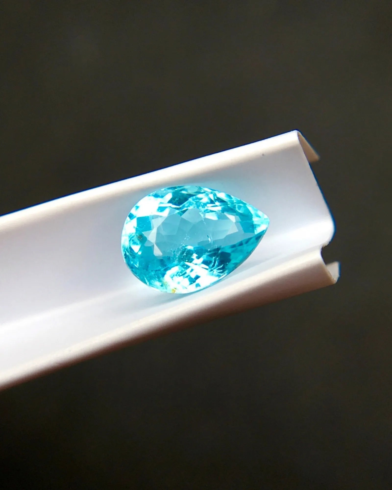 Neon blue Paraiba tourmaline 1.08ct gemstone | SARATTI