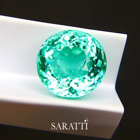 Neon bluish green Paraiba tourmaline gemstone close-up | SARATTI