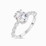 Centre Stone Shot of the White Gold  Royal Procession Dainty Diamond Ring | Saratti 