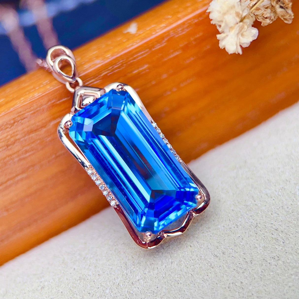Oval Blue Topaz Pendant Necklace in 18K Rose Gold | SARATTI
