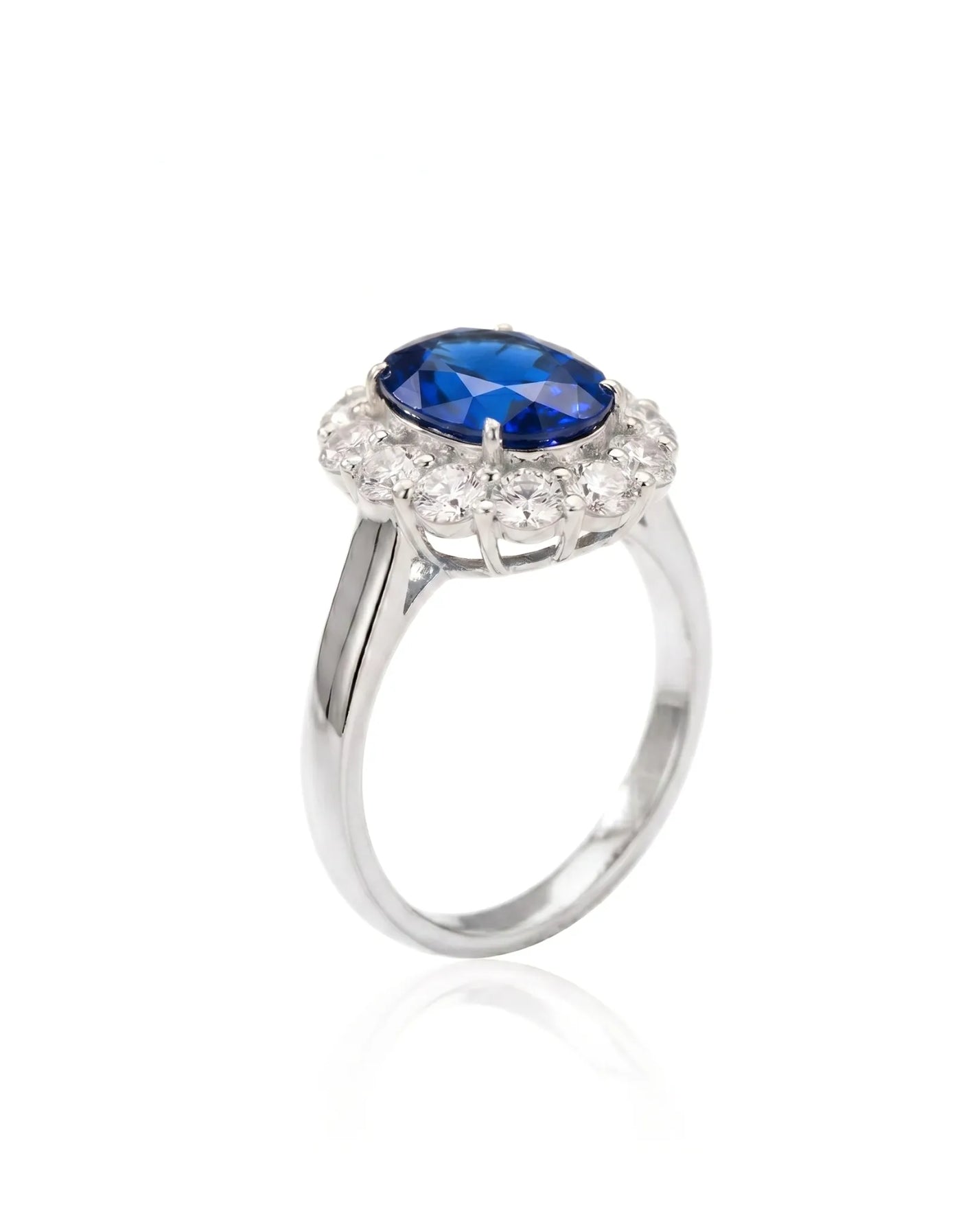 Oval blue sapphire engagement ring with round diamond halo in polished platinum | SARATTI