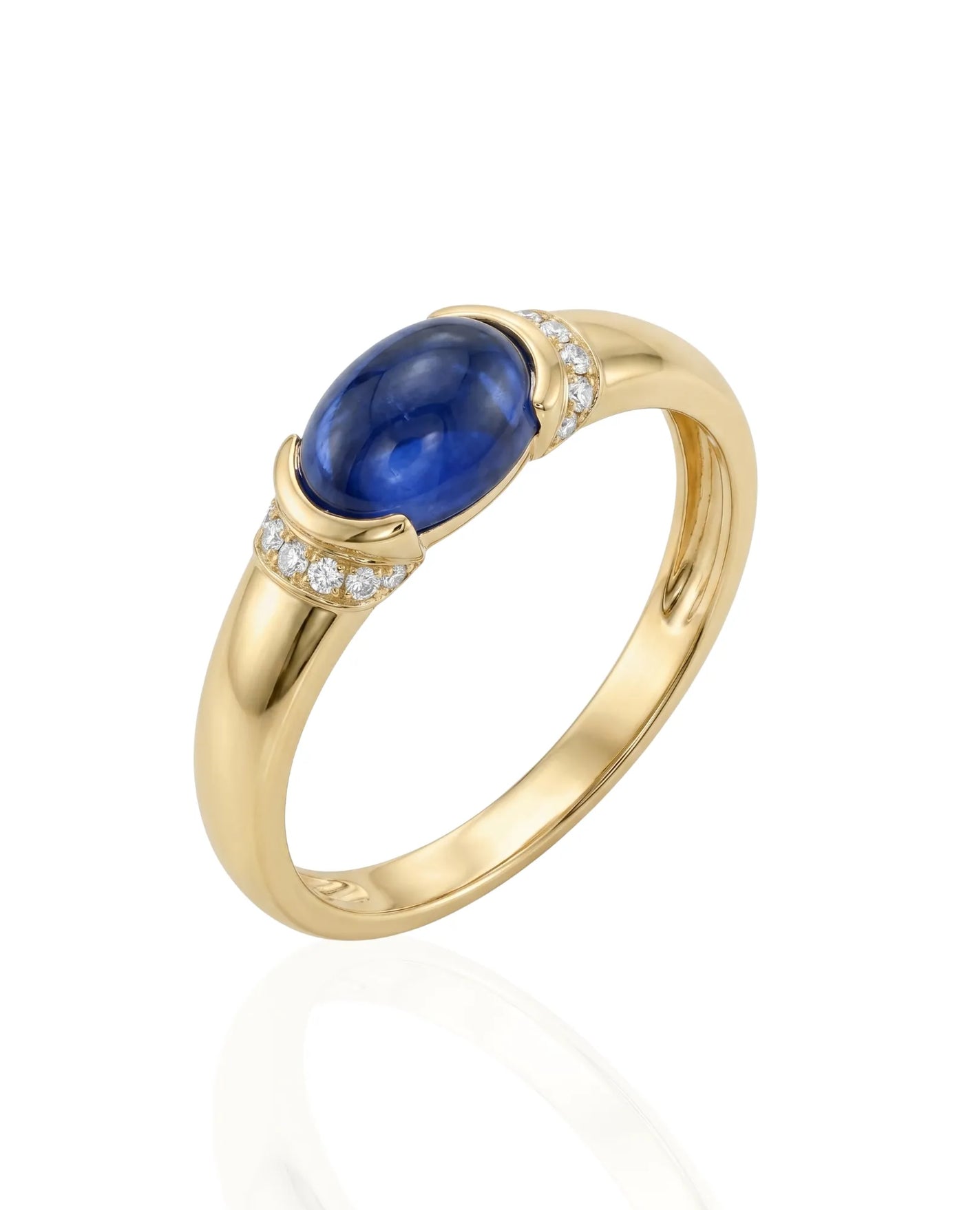 Oval blue sapphire ring with diamond shoulder accents in 18K yellow gold | SARATTI