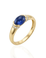 Oval blue sapphire ring with diamond shoulder accents in 18K yellow gold | SARATTI
