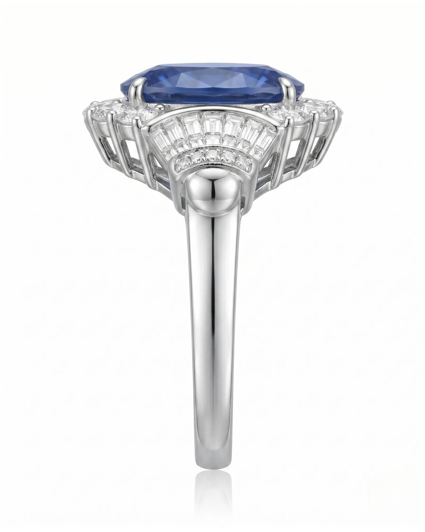 Oval cornflower blue sapphire ring with brilliant diamond halo in 18K white gold | SARATTI