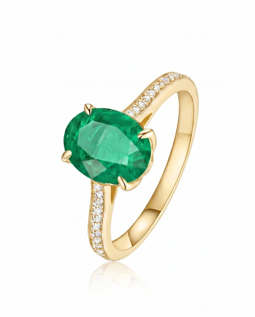Oval emerald solitaire ring in 18K yellow gold | SARATTI
