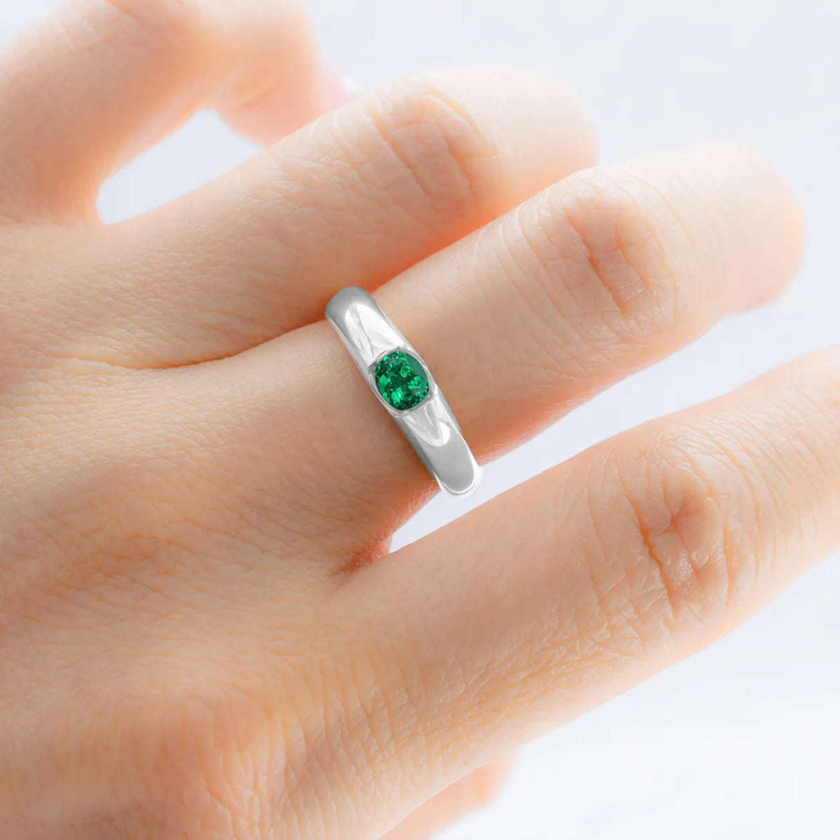 Oval emerald solitaire signet ring in platinum | SARATTI